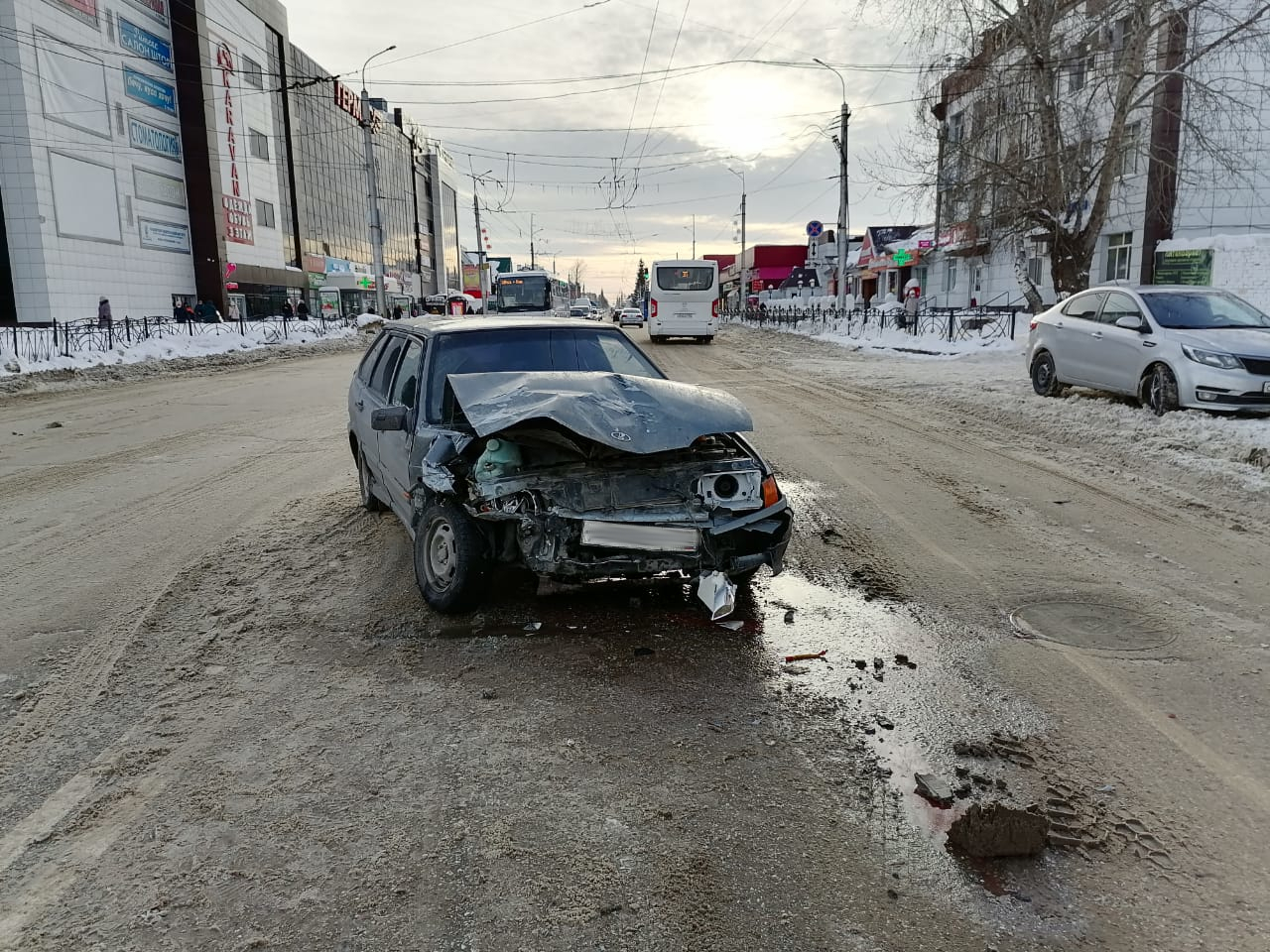 ДТП на перекрёстке улиц Ленина и Волочаевской. Стерлитамак. — Аварийный  комиссар Стерлитамак +7(927) 312-02-02 КРУГЛОСУТОЧНО